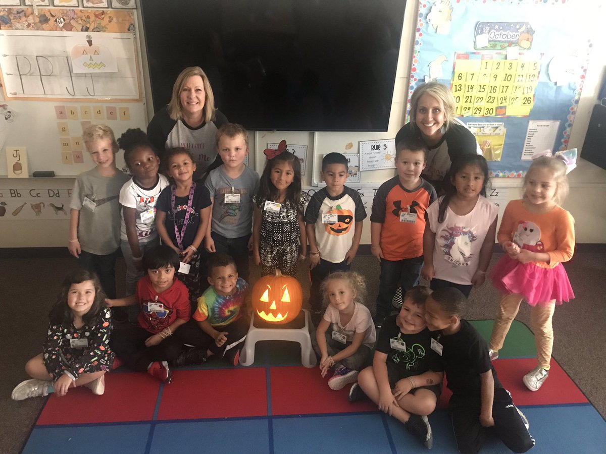 MrsAllen_whes's tweet photo. We ended our week of Pumpkin Investigation by carving our own jack-o-lantern!🎃🕷 #pumpkincarving #Kindergarten #HappyHallowen #GroWHere #kleadstheway https://t.co/P1jbC0leUQ