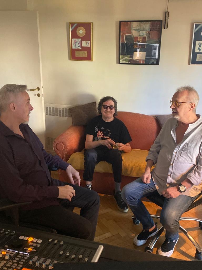lebon_david's tweet photo. Con amigos escuchando la edicion especial de "La Grasa de las capitales" en su 40 aniversario. 

¡Gracias @INaMuArgentina por rescatarlo! https://t.co/Wopq4uQUhZ
