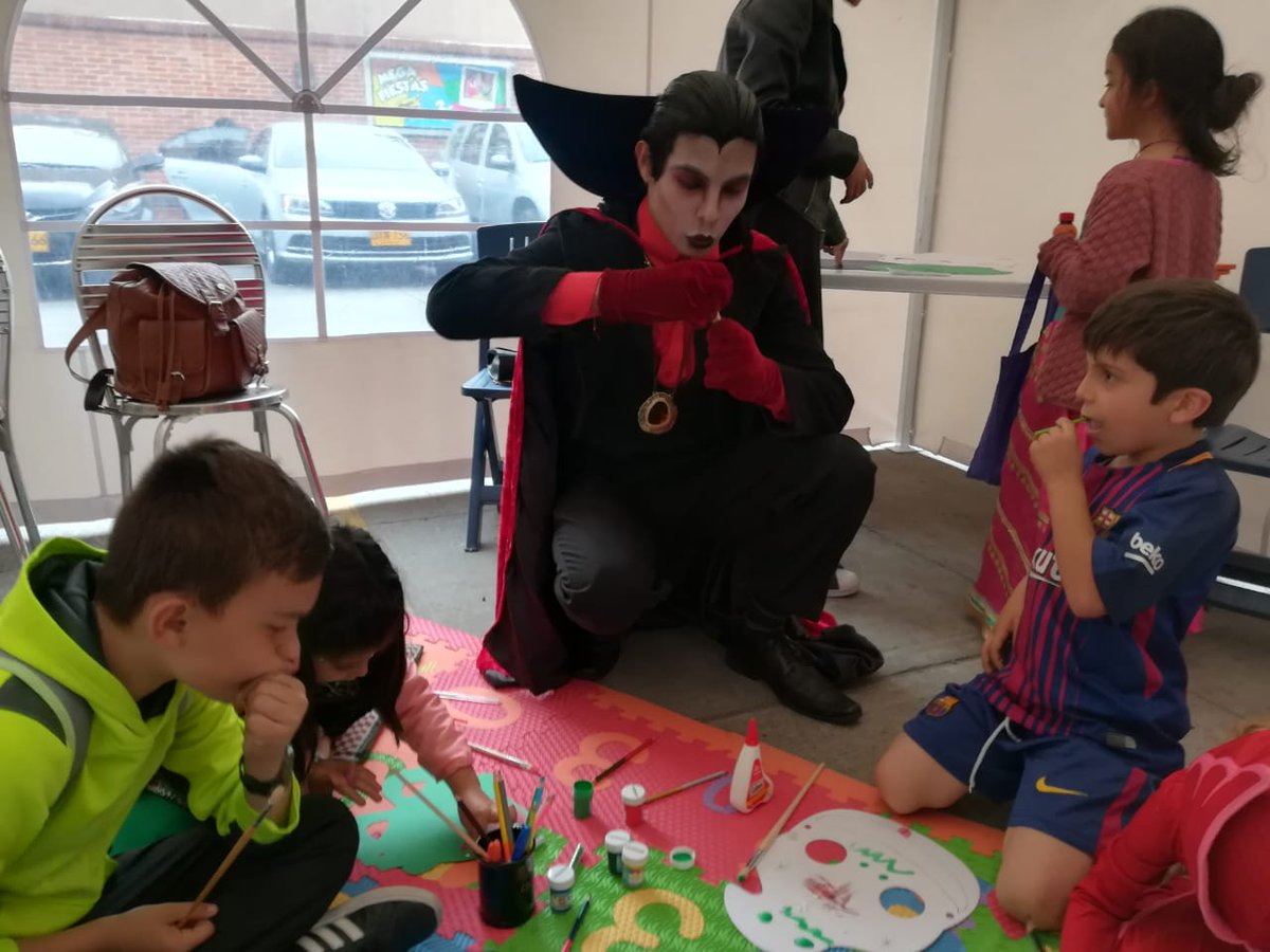 LIJColombia's tweet photo. La librería  @hora_del_cuento se despide del #FestivalLIJ con historias y actividades que tratan el tema de #halloween2019 https://t.co/IKj5Qdrz4j