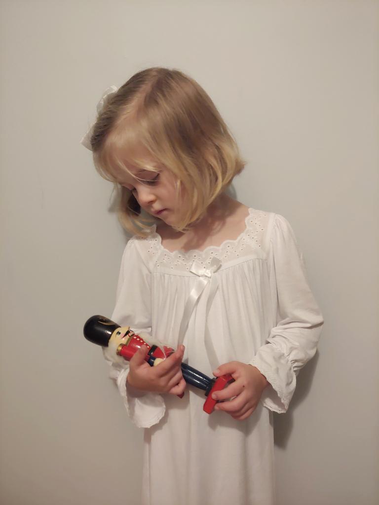 onnie46's tweet image. My daughter&apos;s #Halloween costume. She dreams of dancing as Clara in #thenutcrackersuite one day 💂💃
#ballet #nutcracker #clara #balletstudent #balletallday #dreambiglittleone