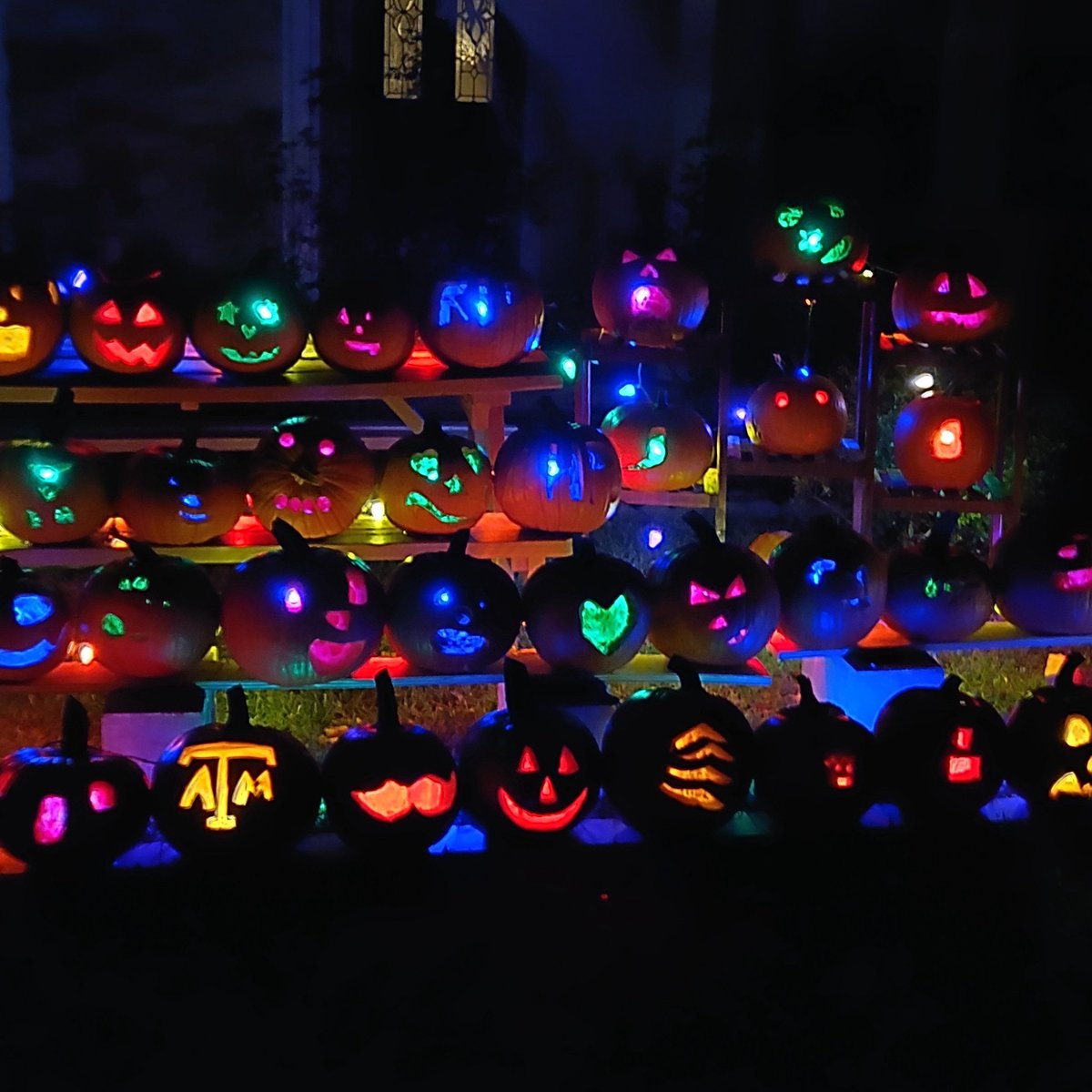 parristx's tweet photo. Happy Halloween from Austin, Texas!
#halloween2019 #halloween #pumpkin #Austin #TEXAS https://t.co/cvXfsrgMyH