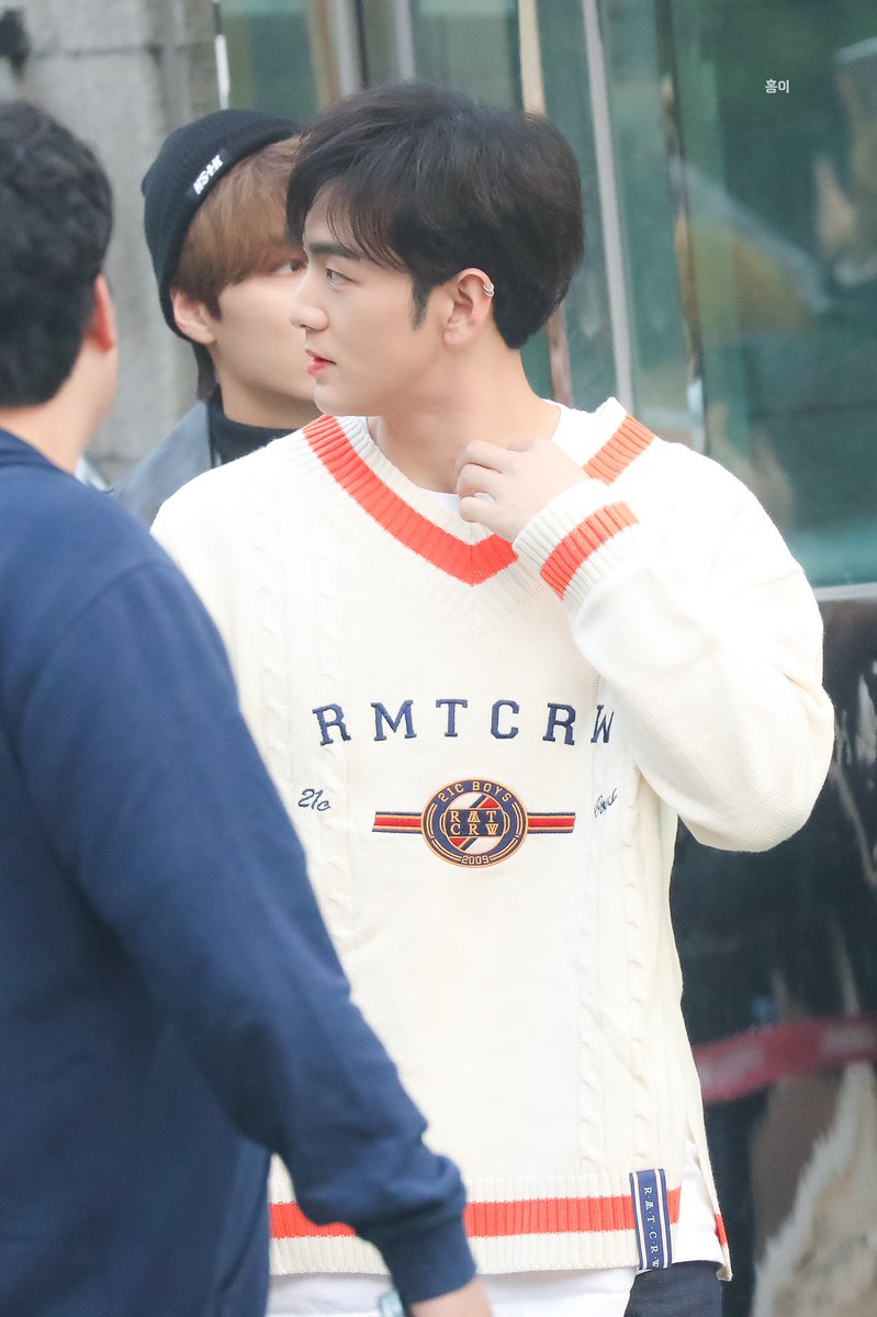 oneNonly_BaekHo's tweet photo. 191101 뮤직뱅크 출근

흰둥이 겸둥 😭😭😭😭😭

#뉴이스트 #백호 #강동호 #BAEKHO https://t.co/E2OYhLylSF