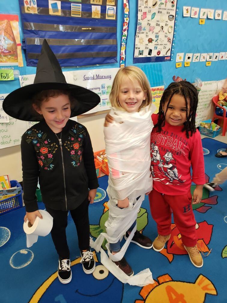 jbarca15's tweet photo. Halloween Fun! @5thAveSchool https://t.co/fRgMmD3Bpn
