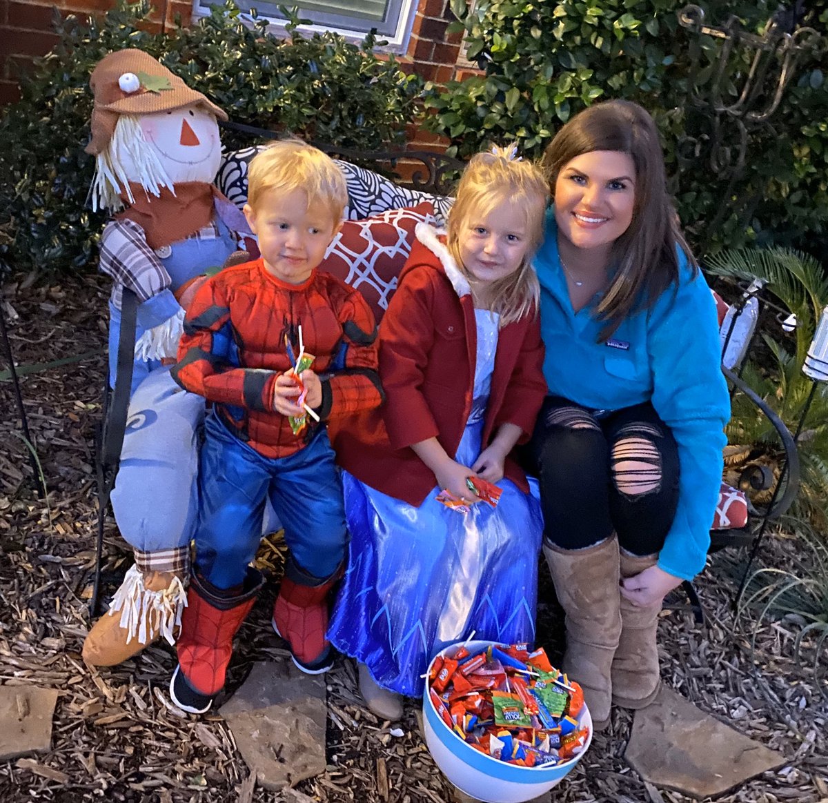 LaurenRVaughn's tweet photo. Braving the cold and handing out candy with these cuties #AuntStatus @carliodle @modle1112 https://t.co/wJ5eglKNAh