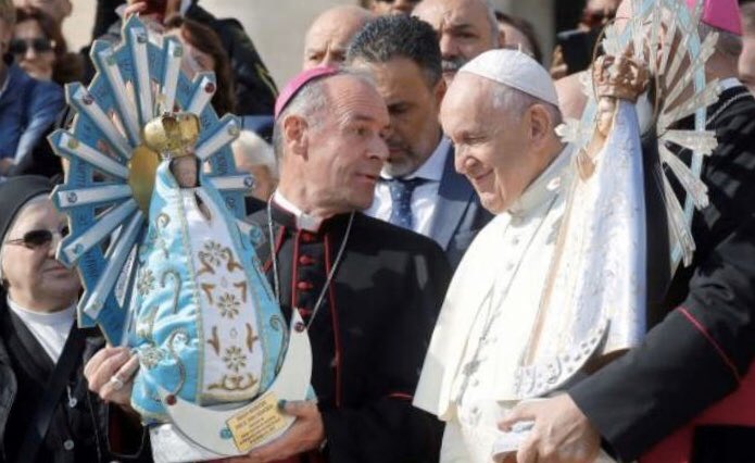 RosanaBertone's tweet photo. Gracias @Pontifex_es por tender puentes una vez más. Gracias por ser el apóstol de la paz que permitió restituir a nuestro país la imagen de la Virgen de Luján que estuvo en #Malvinas. Un gran saludo al VGM Jorge Palacios por haber hecho esto realidad https://t.co/vNoCQKlMbw
