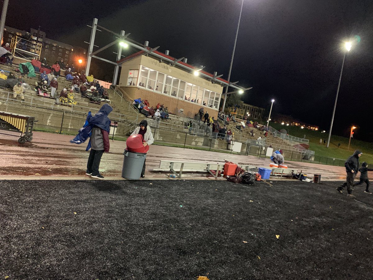 CarolineBPeters's tweet photo. The wind is hitting hard here in Wheeling. #BenchDown https://t.co/Ntl6HCcWsE