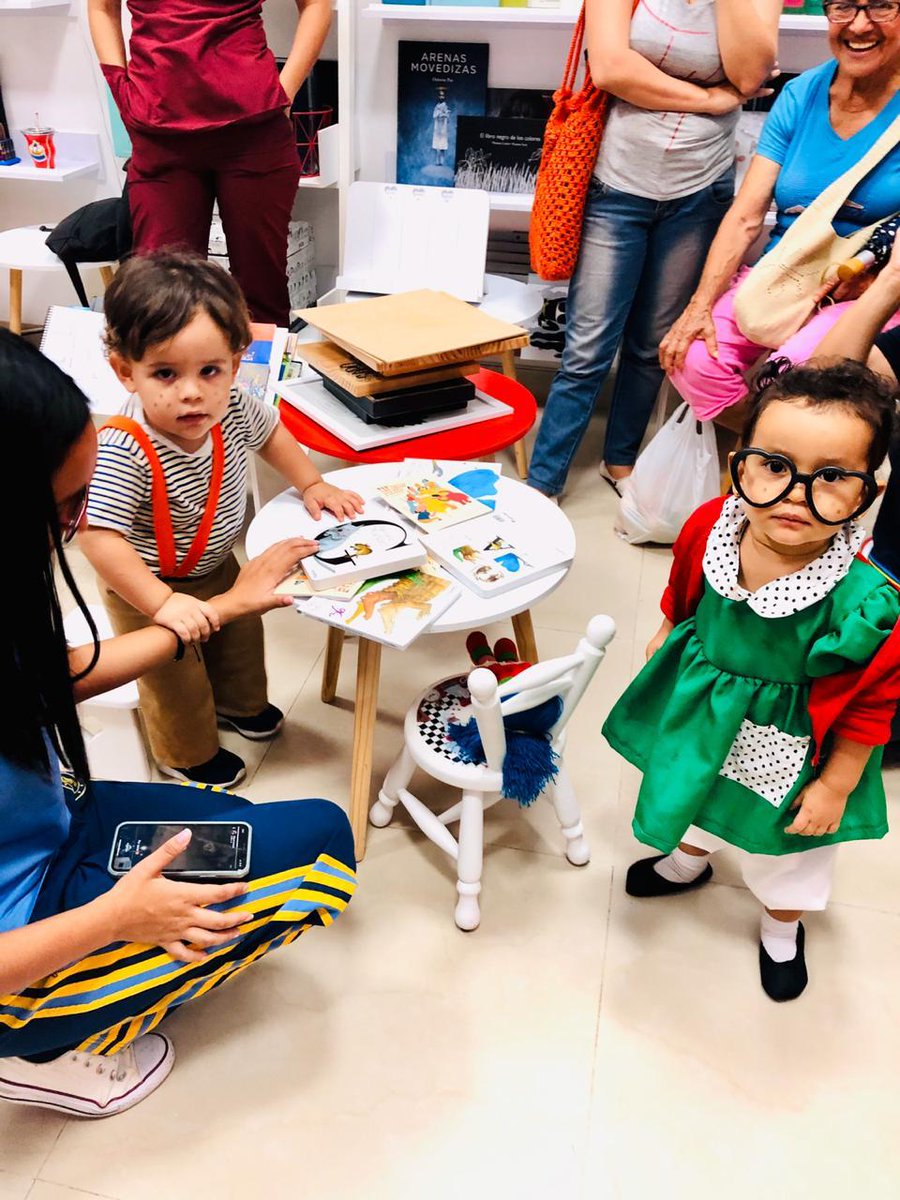 LIJColombia's tweet photo. La librería @leemeyleere ubicada en Yopal, también se despide del #FestivalLIJ con un bello encuentro entre la ilustradora Olga Cuéllar y sus bellos lectores. https://t.co/QBG59XzGZm