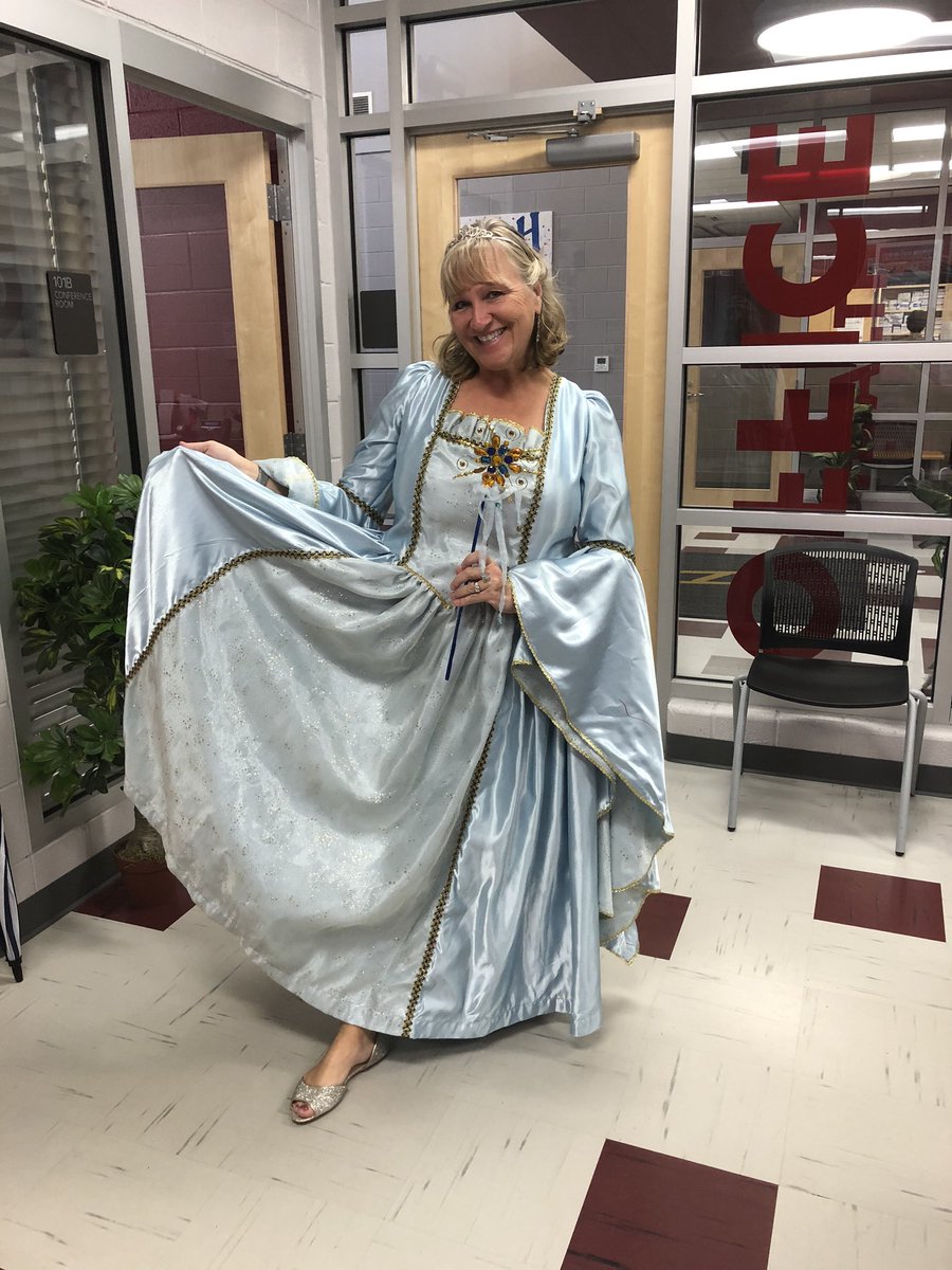 CounselorCville's tweet photo. This is me, your fairy godmother @Relay_BCPS reminding you that the GREAT CANDY GIVE BACK starts tomorrow. We will collect your donated back wrapped candy through November 6th. We will donate it to ๐ฎ๐พโโ๏ธ๐ฉ๐ฝโโ๏ธ๐ฉ๐ผโ๐๐จ๐ปโ๐ซ marines and more! #1relay4all #generousgeneration https://t.co/1aCbk0EwEL
