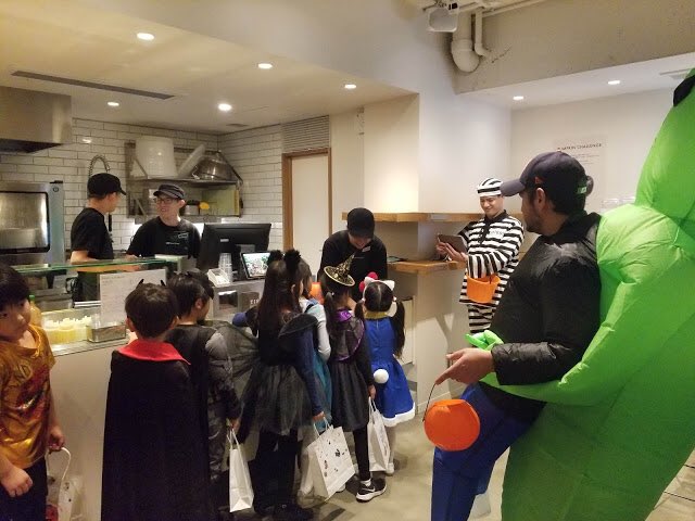 KomazawaAS's tweet photo. 昨日はハロウィンパーティーでした。
子どもたちは仮装して駒沢をパレードし、近隣店舗にご協力いただき、Trick or Treat♪
バッグにお菓子を入れてもらった時に、きちんと相手の目を見て”Thank you.”と笑顔で言えていましたよ。

#駒沢 #mr_chicken #mr_farmer #snobbish_babies #crispsaladworks https://t.co/VSvuqmqWFV