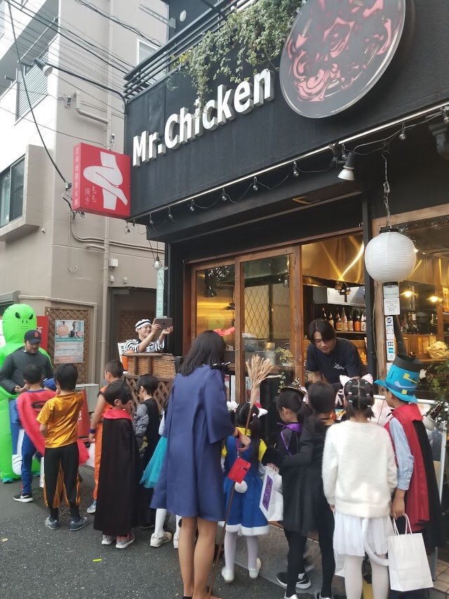 KomazawaAS's tweet photo. 昨日はハロウィンパーティーでした。
子どもたちは仮装して駒沢をパレードし、近隣店舗にご協力いただき、Trick or Treat♪
バッグにお菓子を入れてもらった時に、きちんと相手の目を見て”Thank you.”と笑顔で言えていましたよ。

#駒沢 #mr_chicken #mr_farmer #snobbish_babies #crispsaladworks https://t.co/VSvuqmqWFV