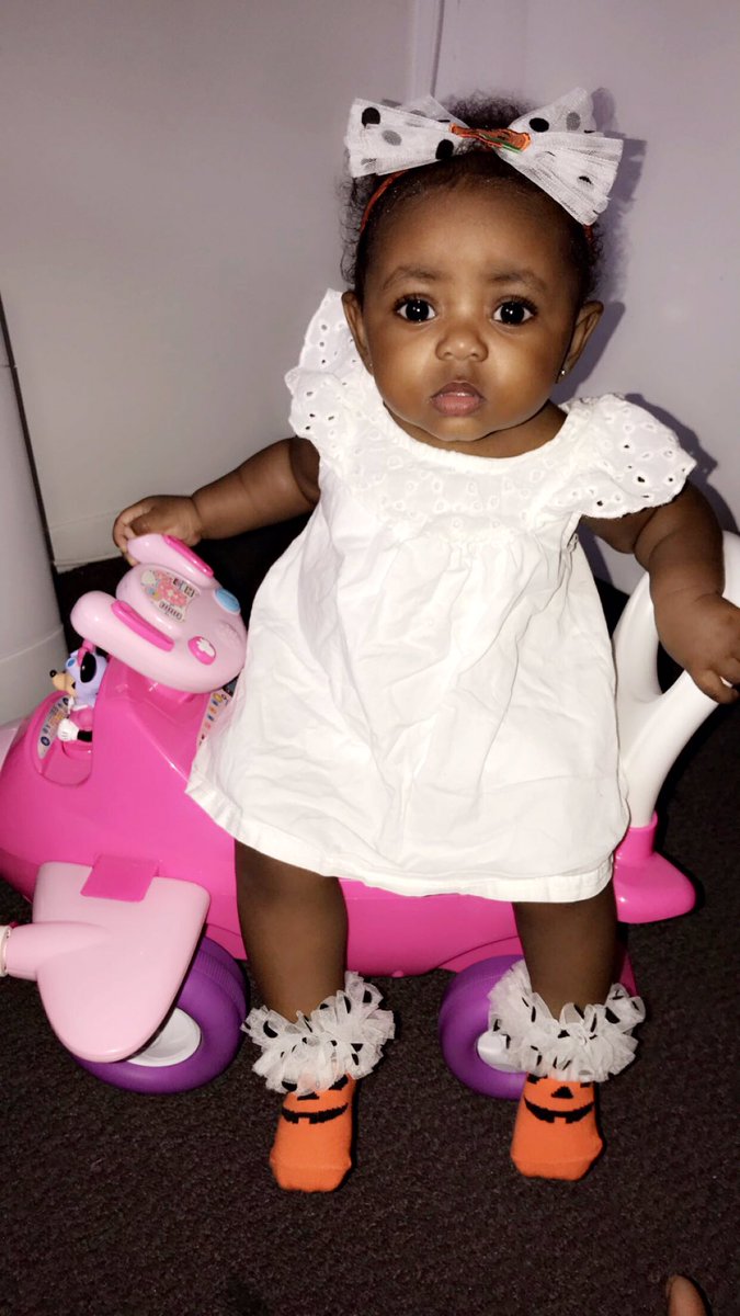 shonietheg's tweet photo. mommy’s first halloween thou🎃🖤 https://t.co/Bj0Wj6pTEl