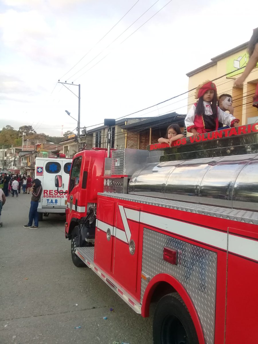 Compartimos una tarde muy amena con los niños del municipio de timbio.
Compartimos con ellos dulces y algunas fotos en nuestros vehículos.