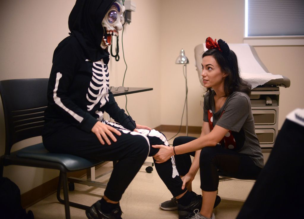 elonuniversity's tweet image. Faculty from our @Elon_PA &amp;amp; @elonpt programs hosted a Monster Mash interprofessional education event for DPAS, DPT, &amp;amp; undergrad psychology majors this afternoon! Students learned about team communication in health care through simulated patient scenarios with costumed faculty.