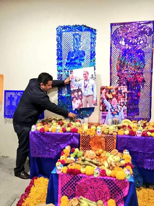 510ody's tweet photo. Hoy en el CDM  con nuestro  Presidente @JesusZaldivarB en la ofrenda en honor a la primera mujer Gobernadora de Puebla Martha Erika Alonso  y al Senador Rafael M.V. recordandolos con mucho cariño!
#HastaSiempre
#PANPuebla
#OrgulloPanista
#CDMPuebla
#OdySaludándote https://t.co/Qss5jqMBT1