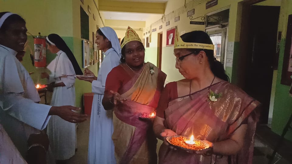 SahodaranE's tweet photo. The students of the college conducted the teachers day celebrations to their love and respect for their beloved teachers on 6th of September. #Teachersday #Respect #SAM #rolemodels https://t.co/u7Re19aVMG