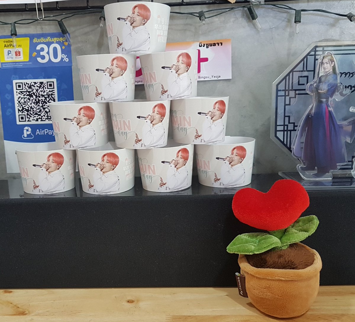 Bingsu_Yeoja's tweet photo. 🎊 ย้อนหลังกันนิ๊ดนึง แจก Cup Sleeve #JIMIN #fallinyoupjm19 ที่ร้าน #บิงซูยอจา
กติกา
🥤เพียงสั่งเครื่องดื่ม 1 แก้ว ราคาใดก็ได้ รับทันทีไปเลย
💗 ต้องขอขอบคุณลูกค้าที่น่ารัก
คนนี้-->♡ @Happy_JKTH ♡<--
ร้านบิงซูยอจา
พิกัด : สุขสวัสดิ์ ประชาอุทิศ
#ตลาดนัดบังทัน #ARMY https://t.co/BWCgUQcp9y