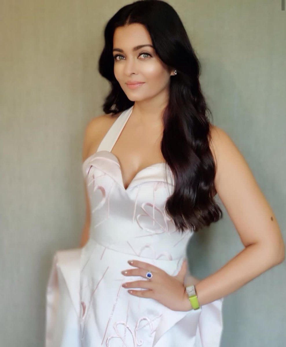 DurgeshSethVNS5's tweet photo. #Meri_favourite #Heroine #all_time @AishwaryaRai #Ji_ko #Happy_Birthday 🎂🎉🎊❤🙏🏻❤ https://t.co/XftEVScv0L