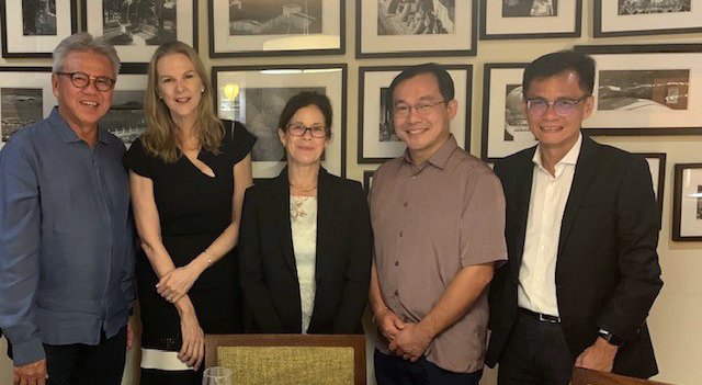 uwanews's tweet photo. Vice-Chancellor Professor Dawn Freshwater joined alumni, including Albert Teo, Christine Fellowes, Khong Shoong Chia and Tee Seng Chan for a #UWA alumni dinner in Singapore. #uwaalumni https://t.co/GXooUbf4Ju