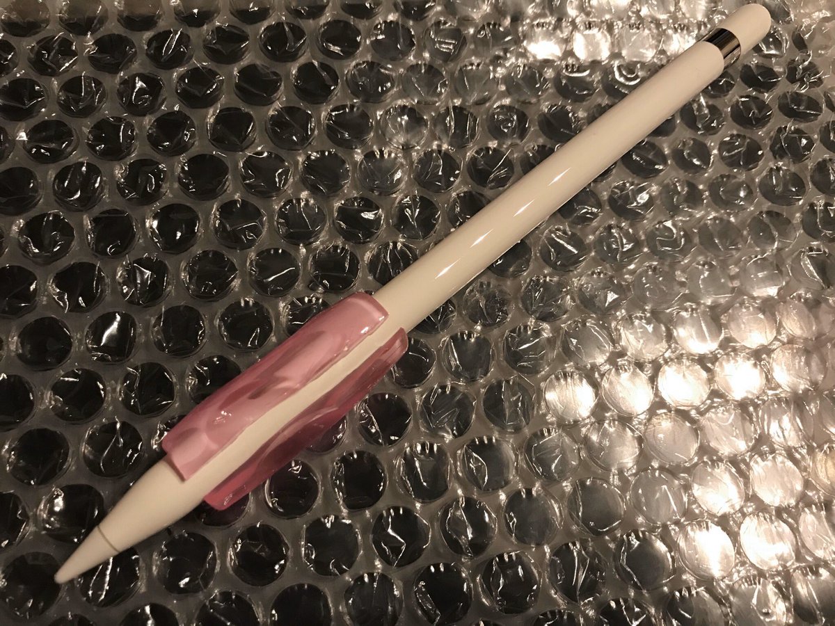 神田0歳 最近apple Pencil買って それに百均のグリップ切ってつかってるんですが グリップに慣れすぎて普通の鉛筆とかシャーペンに違和感がすごい 昔から下敷きも硬筆用のブニブニのやつが好きだったし 指サックも無駄につけたりしてたもんな 神田0歳 最近apple Pencil買って それに百均のグリップ切ってつかってるんですが グリップに慣れすぎて普通の鉛筆とかシャーペンに違和感がすごい 昔から下敷きも硬筆用のブニブニのやつが好きだったし 指サックも無駄につけたりしてたもんな