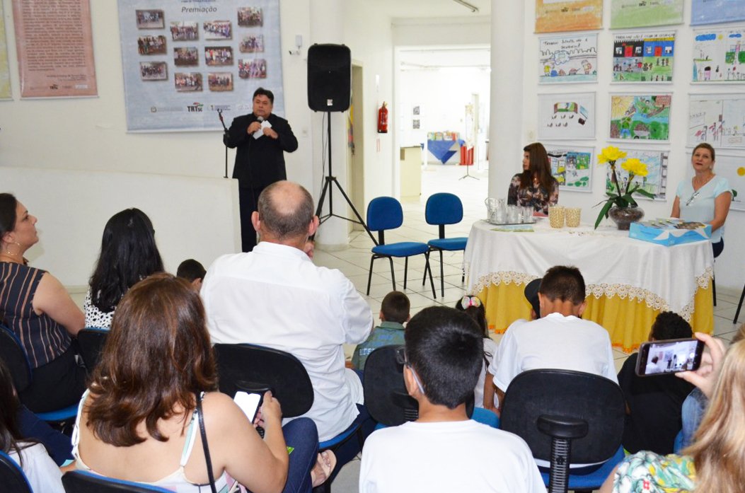 SergioMotta10sc's tweet photo. A Mostra Catarinense de Desenhos Infantis, que tem como tema “Criança não trabalha: Lugar de Criança é na Escola” chegou ao município de Tubarão. Nosso compromisso é evitar o trabalho forçado na vida das crianças. https://t.co/WNieXnDSMj
