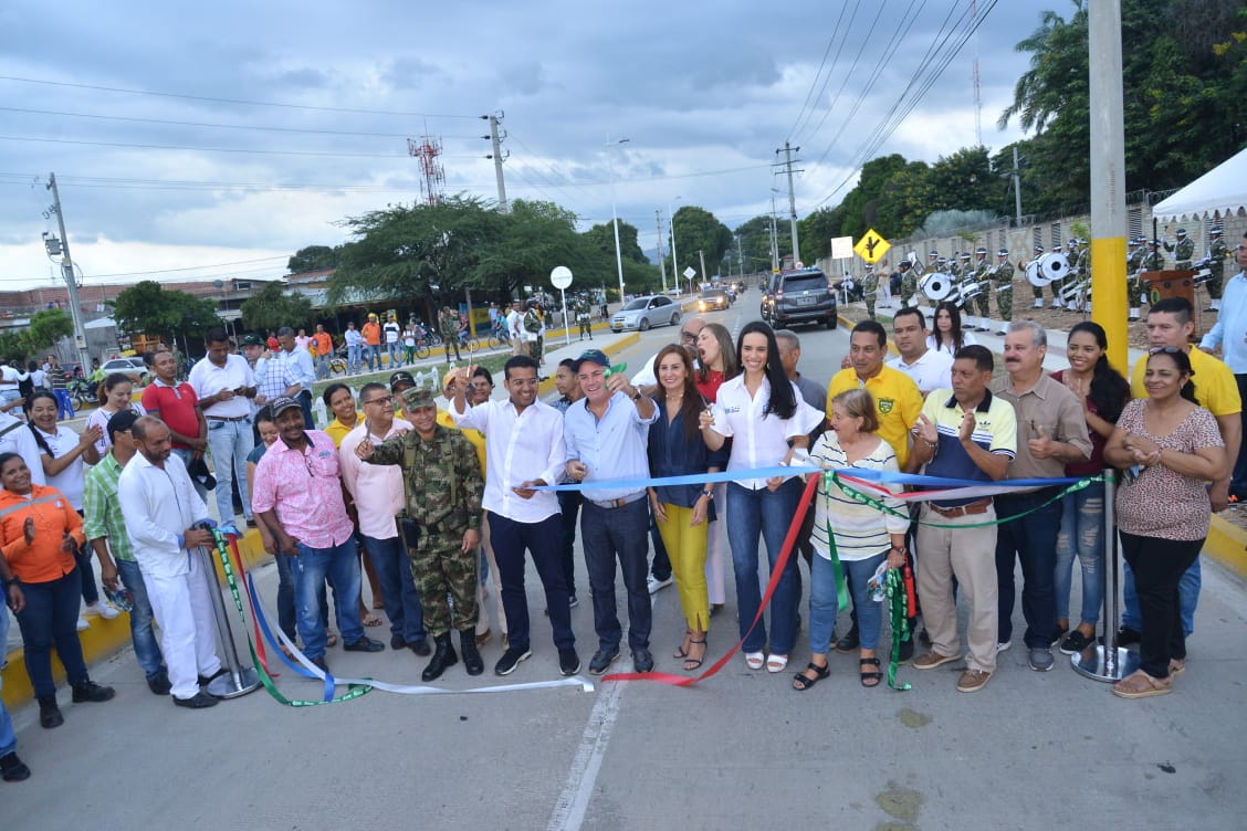 TutoUhiaAlcalde's tweet photo. ¡Más vías de desarrollo para #Valledupar!
Oficialmente junto a @FrancoOvalle y @SETPCValledupar entregamos las obras de rehabilitación de la malla vial y espacio público de la #AvenidaLaPopa, desde la glorieta del Batallón hasta la entrada de Don Alberto. 
#ValleduparSiAvanzó https://t.co/5agn0Whh43