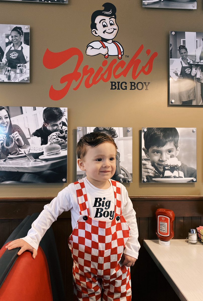 _CallMeClaire_'s tweet photo. @FrischsBigBoy the #MiddletownBigBoy got a visit on Halloween! #WhatsYourFavoriteThing https://t.co/hjZykCspHn