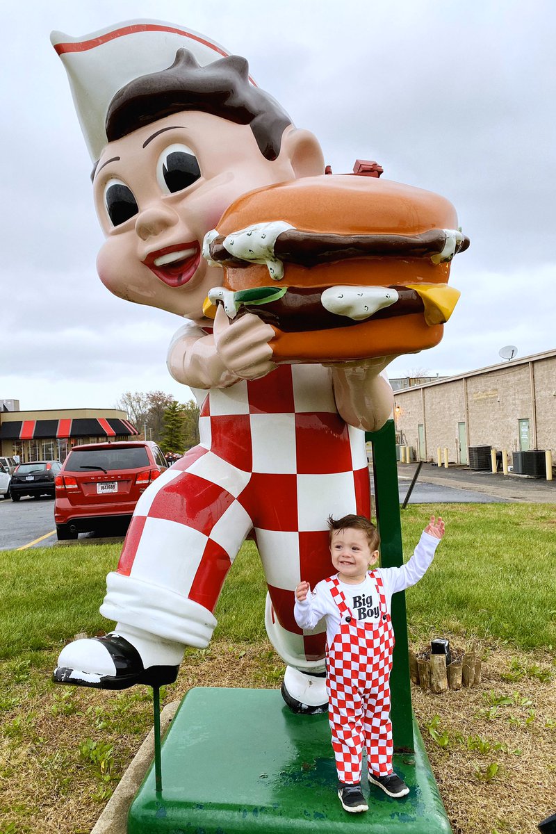 _CallMeClaire_'s tweet photo. @FrischsBigBoy the #MiddletownBigBoy got a visit on Halloween! #WhatsYourFavoriteThing https://t.co/hjZykCspHn