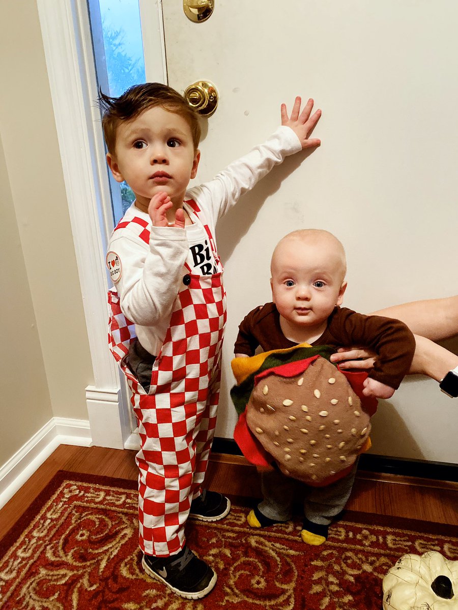 _CallMeClaire_'s tweet photo. @FrischsBigBoy the #MiddletownBigBoy got a visit on Halloween! #WhatsYourFavoriteThing https://t.co/hjZykCspHn