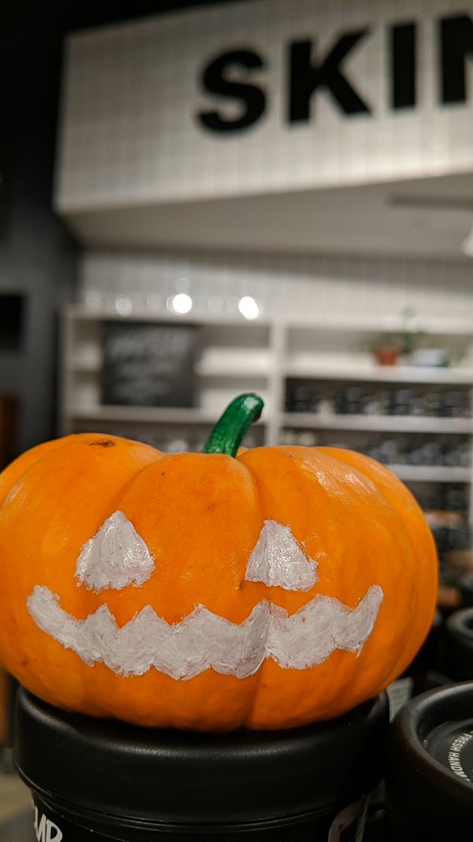 BaybrookLush's tweet photo. Thank you to everyone who came to paint pumpkins with us! #HappyHalloween #Lushoween https://t.co/hrMXpu2umS