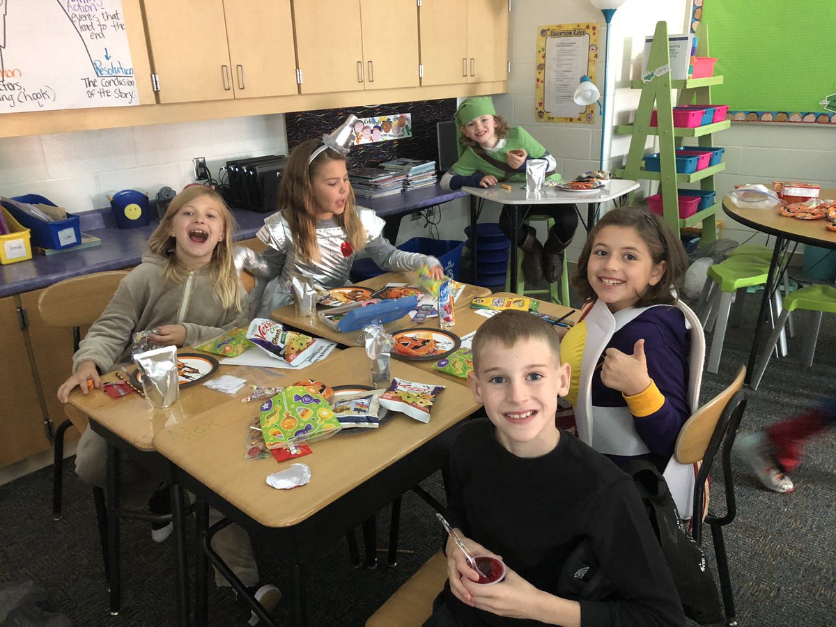 jenhuegel1's tweet photo. Our Halloween party was a success!  Lots of awesome goodies- thanks parents for donating! 🎃👻🕸🕷 #vanallenpride https://t.co/IOJtFycd77