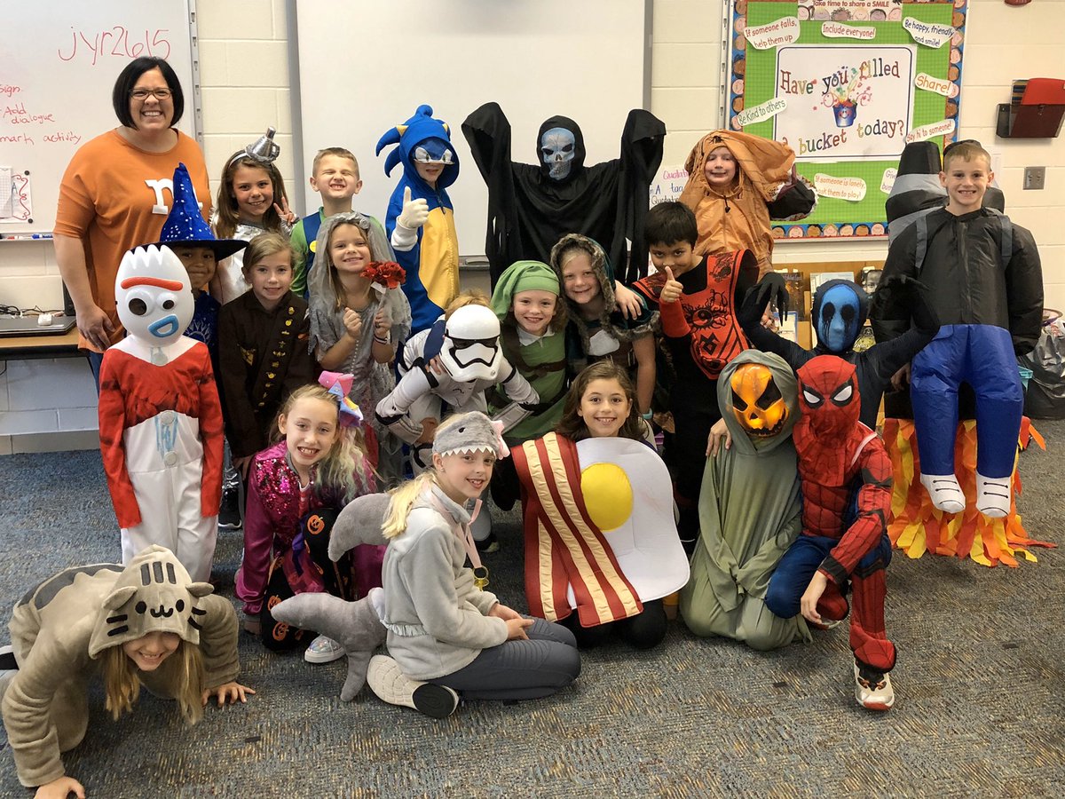 jenhuegel1's tweet photo. Our Halloween party was a success!  Lots of awesome goodies- thanks parents for donating! 🎃👻🕸🕷 #vanallenpride https://t.co/IOJtFycd77