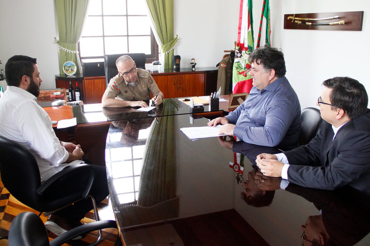 SergioMotta10sc's tweet photo. #Segurança | Hoje realizei uma visita ao secretário da Segurança Pública do Estado e comandante-geral da PM, coronel Carlos Alberto de Araújo Gomes Júnior. Emendas parlamentares que serão investidas em equipamentos de segurança pública pautaram o encontro. 💪🔟 https://t.co/PP7Sb5Ndtr