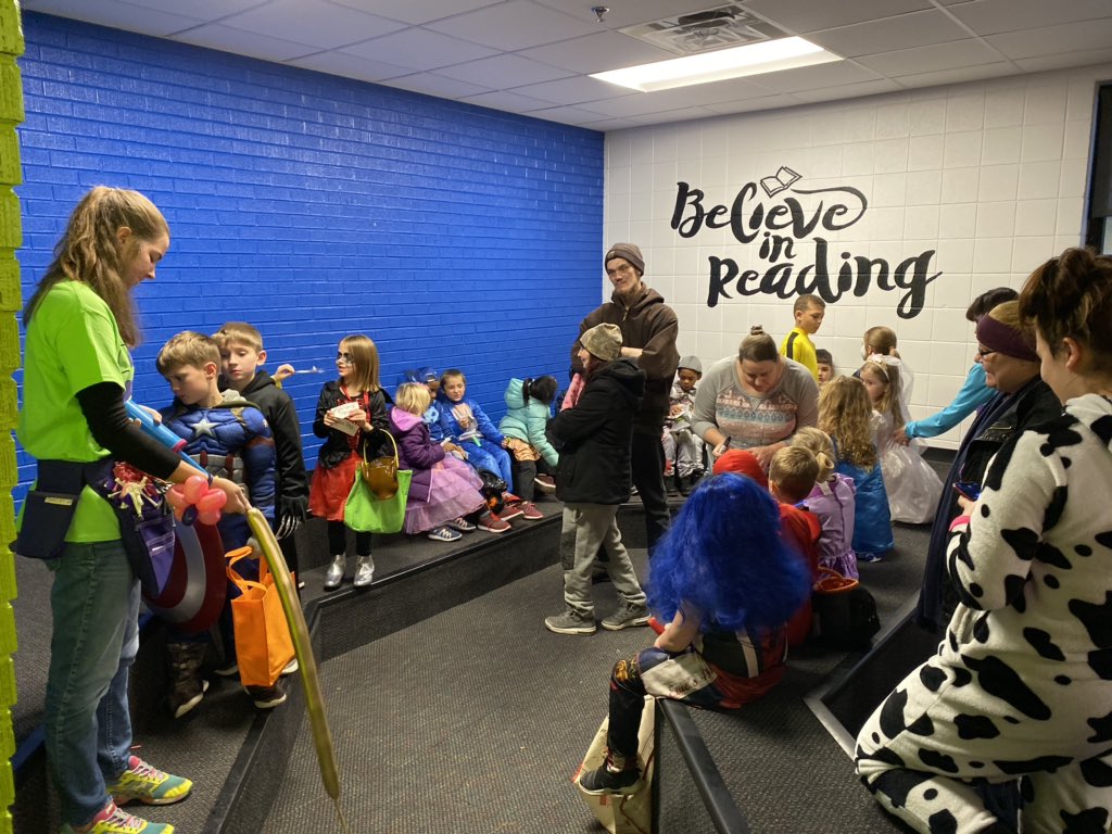 ChrisAllen0125's tweet photo. We had a great crowd tonight for our annual Safe Trick or Treating at Northwest. We had 500 people come through the building tonight. We would like to thank the staff that made it possible, Officer Fruge for passing out candy, and the Railer Wash for sponsoring a balloon station! https://t.co/HE3bMx3CL6