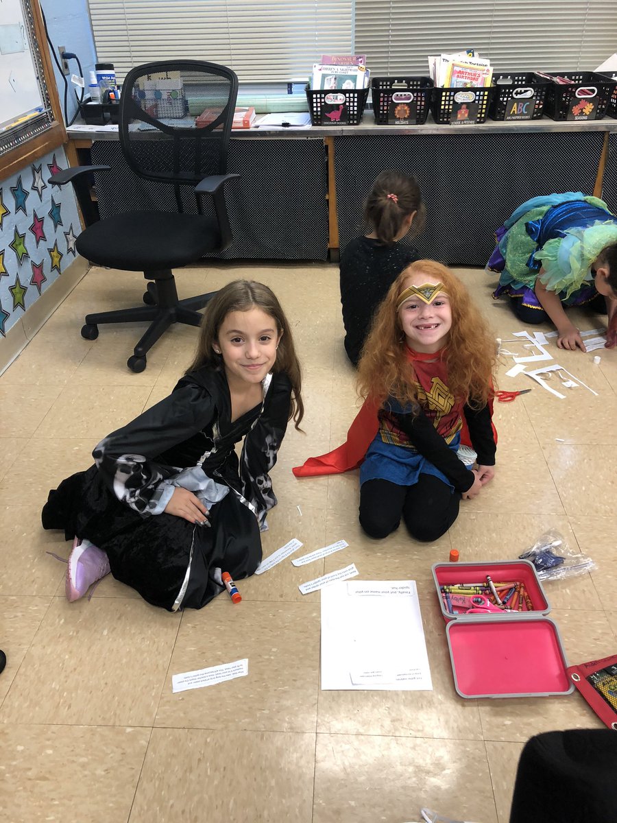 You, too, can have a cool spider headband if you put the directions in order using clue words. Fun Halloween collaboration with our 4th grade buddies #carmel6cs @KESPrincipal6Cs  @Carmelschools <a href="/CarmelTA3/">Carmelta</a> <a href="/JanetWarden/">Dr. Janet Warden</a> @carmelsupt @KESPrincipal6Cs
