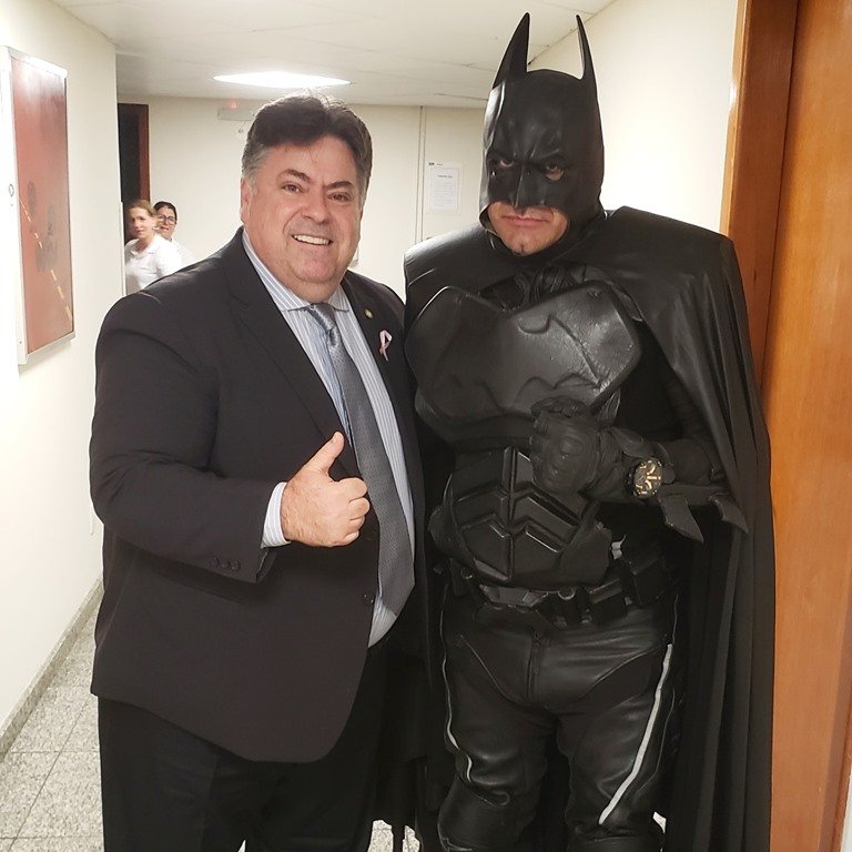 SergioMotta10sc's tweet photo. Olha quem encontramos essa semana no corredor da Assembleia Legislativa. Este Batman está de parabéns pelo belíssimo trabalho que faz com crianças em tratamento contra o câncer.

#SergioMotta 👊🔟 https://t.co/GyHdpfOwdR