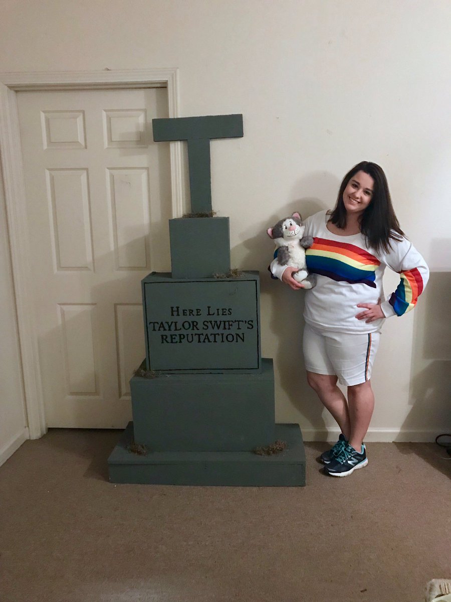 Taysha94's tweet photo. @taylornation13 Happy Halloween @taylorswift13 @taylornation13 !!!

#TaylorSwift #lover https://t.co/YcP0vuGhhY