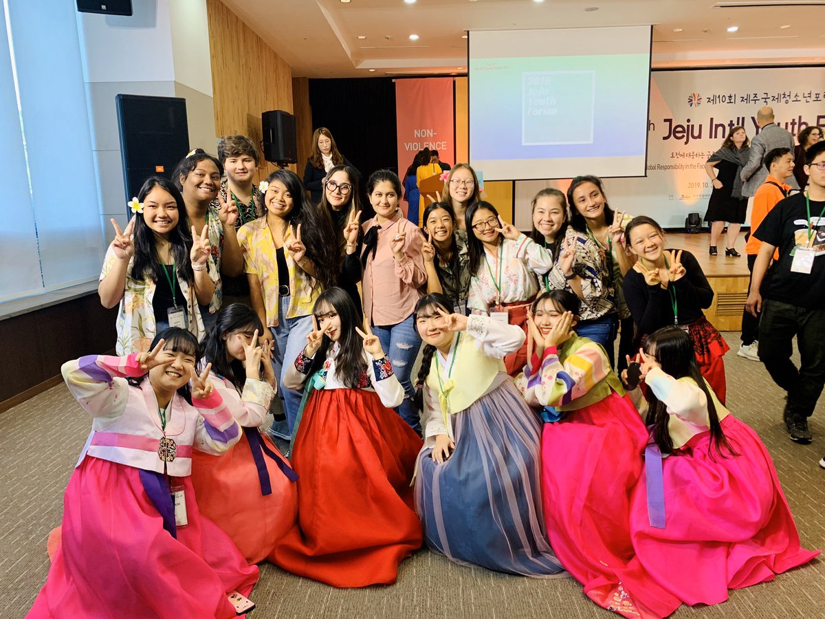 South Korea + Canada + Hawai’i all in one photo. 💕 Truly, all of my worlds are merging here in Jeju. What an amazing learning opportunity for students! Love seeing students and teachers from different countries interact with one another. 🌎☺️ #HI4PublicEd #808educate