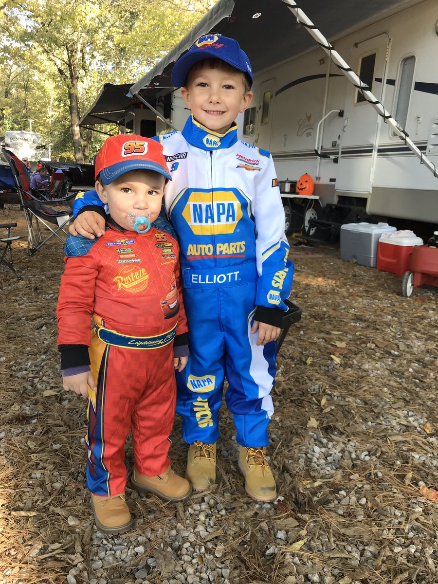 therealSBurger's tweet photo. Jackson’s @chaseelliott Halloween costume! #ThomasToo #LetsWinInTexas #No9Racing @NAPAAutoCare @NASCAR @TeamHendrick @chevrolet https://t.co/3DbT4o38NF