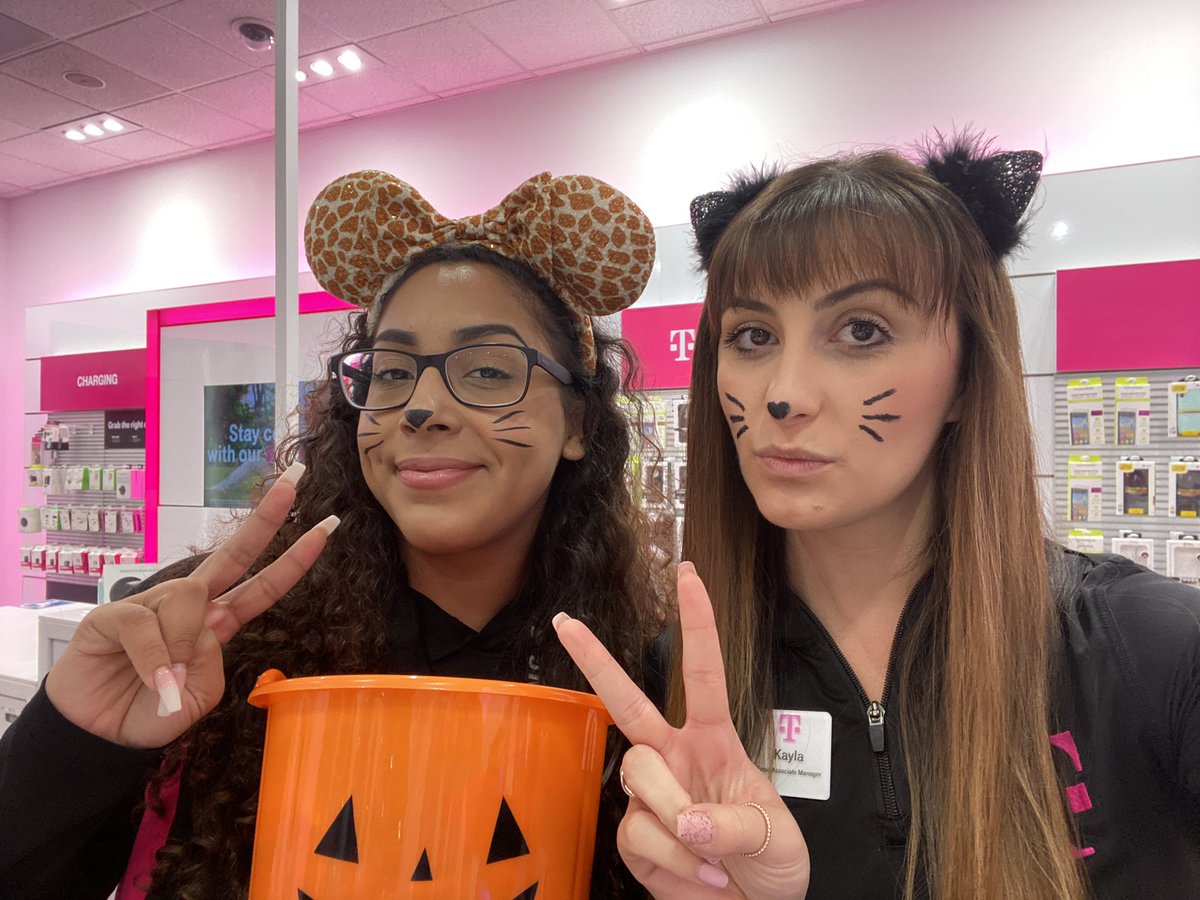 C_CruzzZzZz's tweet photo. H🎃PPY H🎃LLLWEEN
from the Rivermark Team (@K_DeMarcoo and I) 🤣
We got trick or treaters!
#wegotcandy🍬🍭 https://t.co/e9HSFmpYPO