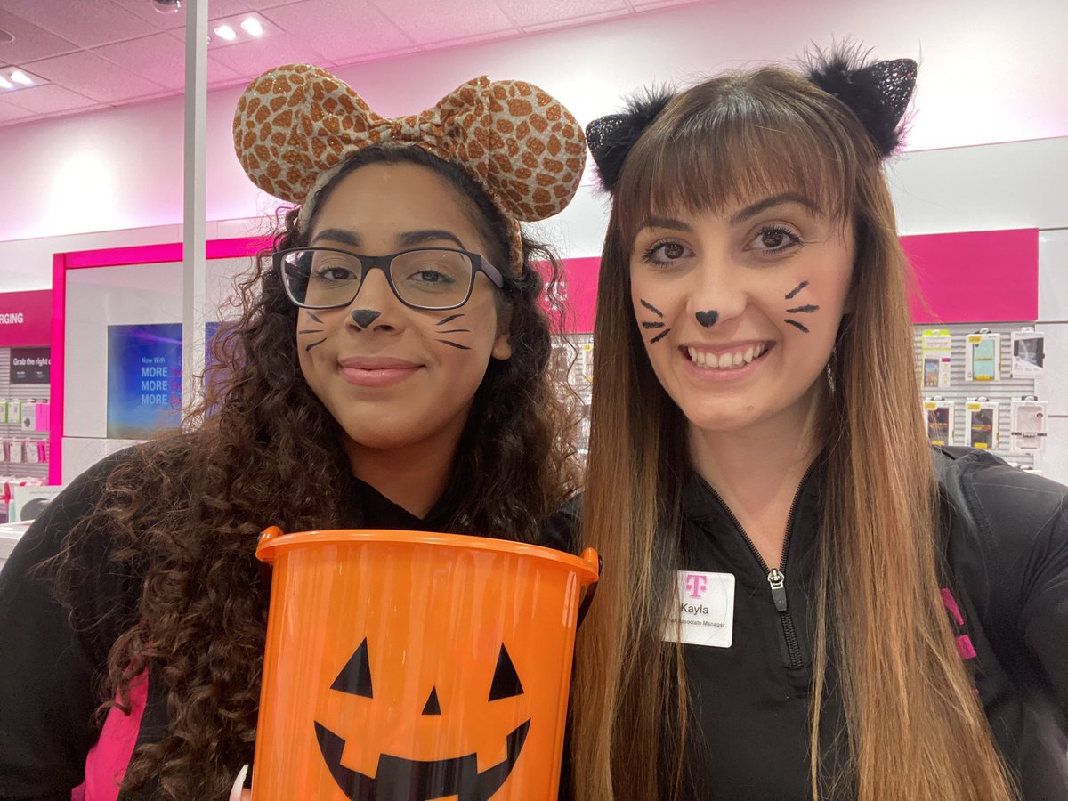C_CruzzZzZz's tweet photo. H🎃PPY H🎃LLLWEEN
from the Rivermark Team (@K_DeMarcoo and I) 🤣
We got trick or treaters!
#wegotcandy🍬🍭 https://t.co/e9HSFmpYPO
