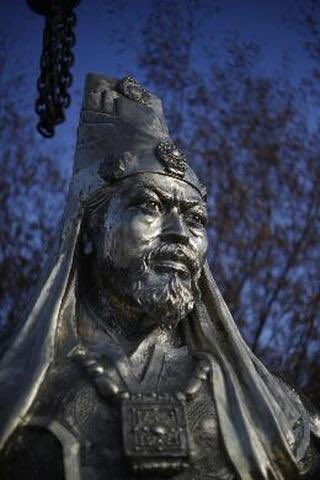 Drukpa's tweet photo. In celebration of the recent #UTstatus granted to #Ladakh, #HemisMonastery is offering a new statue of #KingSengeyNamgyal to the people of the region. This statue is a symbol of Ladakh's history, might, and identity in remembrance of its past as great kingdom along the #SilkRoad. https://t.co/We3s41gBVp