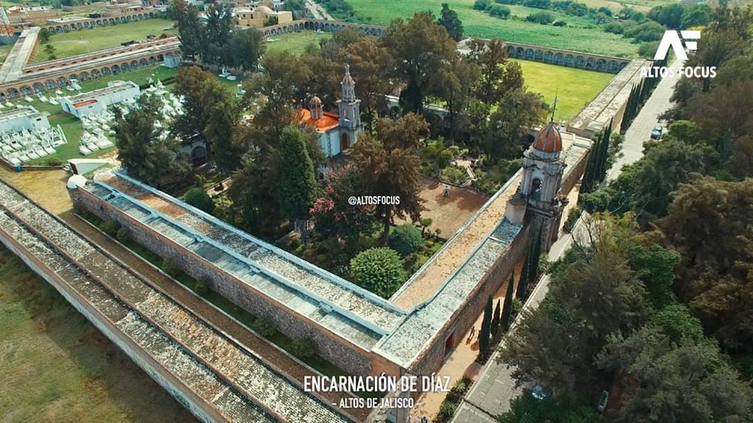 altosfocus's tweet photo. El Panteón de Encarnación de Díaz goza de la declaratoria de Patrimonio de la Humanidad, otorgado por la UNESCO, al estar incluido dentro del Camino Real Tierra Adentro.
Para quien lo visita por primera vez resulta una agradable sorpresa por la belleza del lugar, en "La Chona" https://t.co/XsAI5alASC