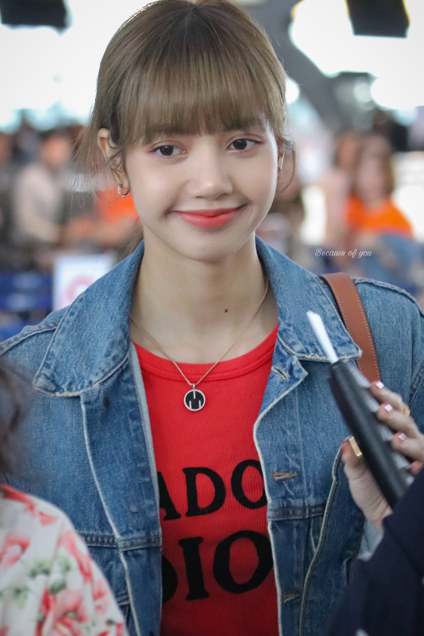 Lisa (BLACKPINK) nhận triệu like chỉ vì đẹp mê hồn trong trang phục dạo phố đơn giản