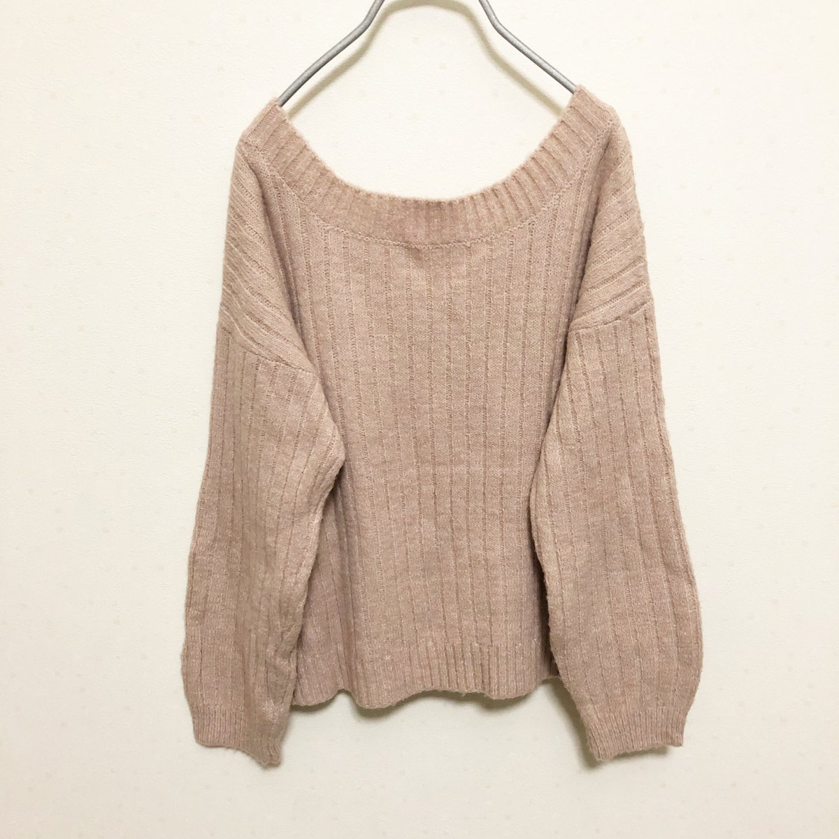 Oneloopclothing's tweet photo. 『★【AVAN LILY】Ｖネック リブニット プルオーバー (¥2,600)』 フリマアプリ「メルカリ」で販売中♪ https://t.co/u42H6aAQ37

万能なリブニットトップス！ https://t.co/Y13KZ9zw8D