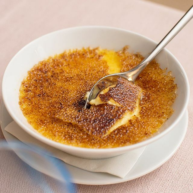 LaBrasserieStgo's tweet photo. A pesar de que algunos historiadores quieran seducir a los incautos aseverando que esta maravilla dulce y sabrosa que todos conocemos como Crème brûlée (crema quemada) tiene su origen en la zona de la Cataluña francesa (España), o en el Trinity College d… https://t.co/7qgdZW3Upt https://t.co/rPrexPDNPY