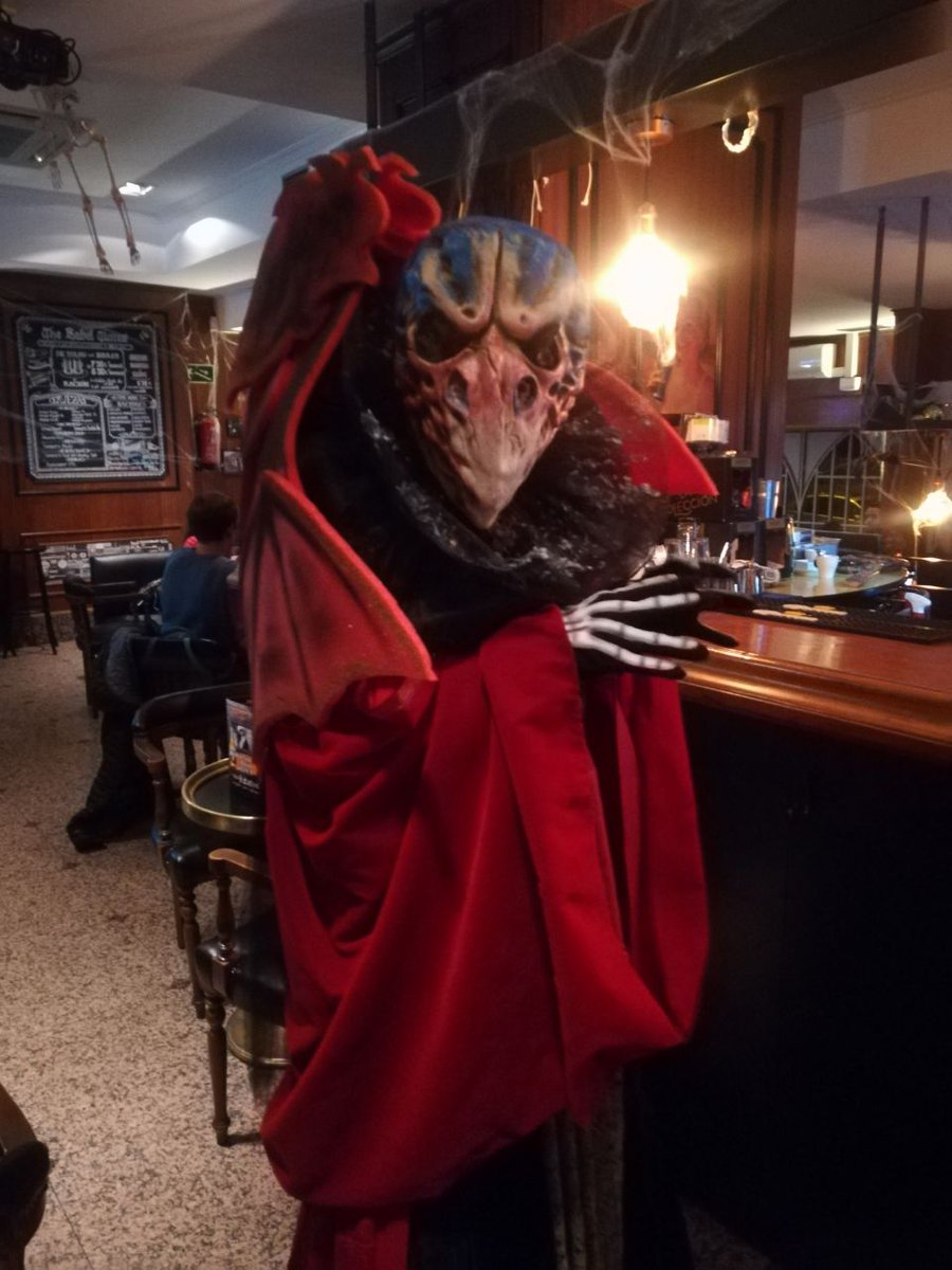 jorgekosky's tweet photo. Qué bien lo hemos pasado en Halloween en @holababelpub. Para el concurso de disfraces, aquí van unas fotos. #BabelMola Primero, yo como SkekSil, el Skeksis chambelán. Después, salgo con mi amor, que va de Deet, la gelfling. Nomino a @KsKVDK @NymeriaSolo @koskyworld #DarkCrystal https://t.co/anibvGWvBL