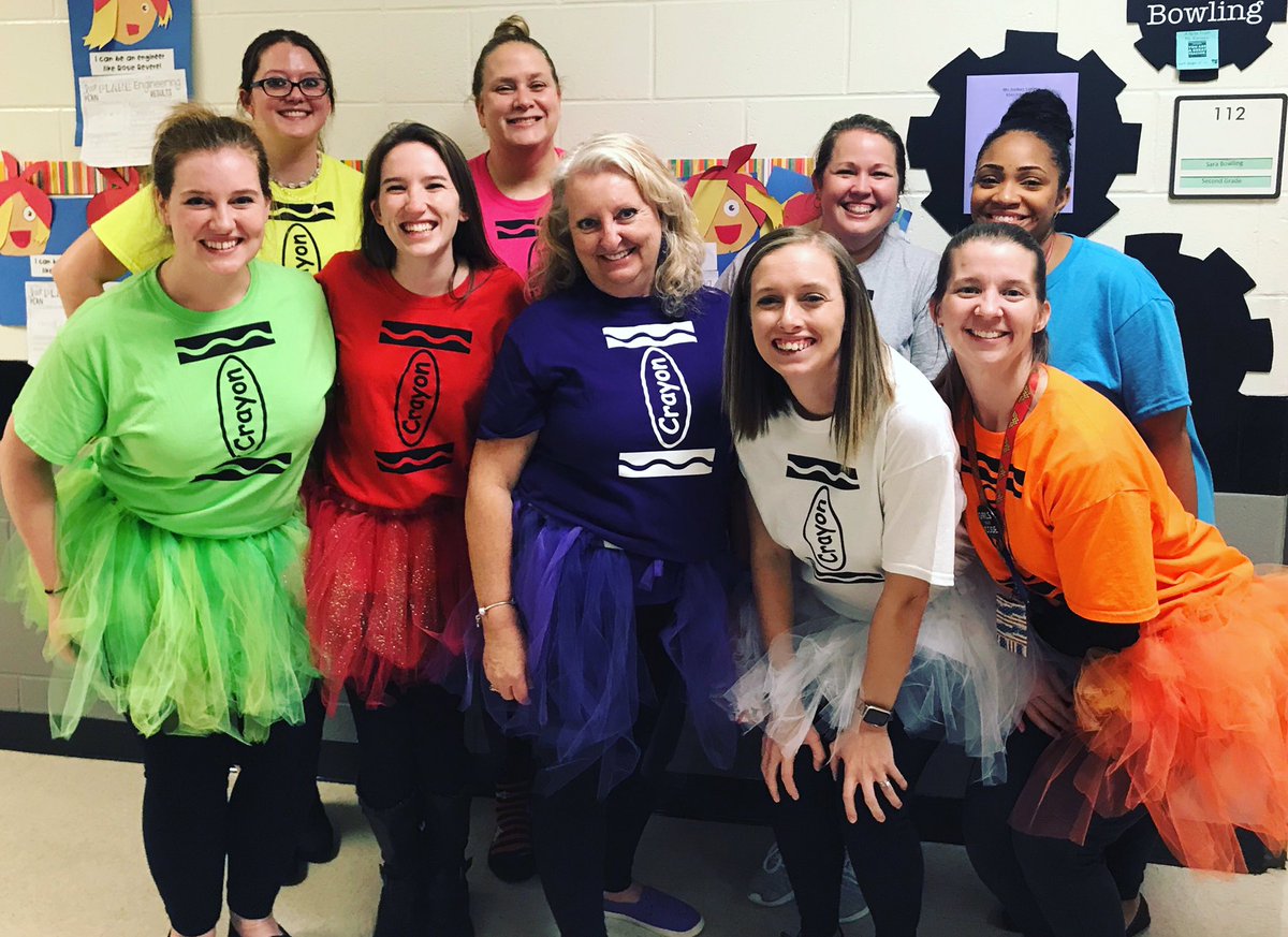 mrs_emilykobito's tweet photo. So thankful for these incredible ladies who brighten my days! #thedaythecrayonsquit #bookcharactercostumes #halloween #llamasquad @ClarkCreekSTEM @MrsWilliams2nd @ccsd_wasdin @2ndgrd_avenger @HewittsHawks @MsRamseysStars https://t.co/qskdot4xO7