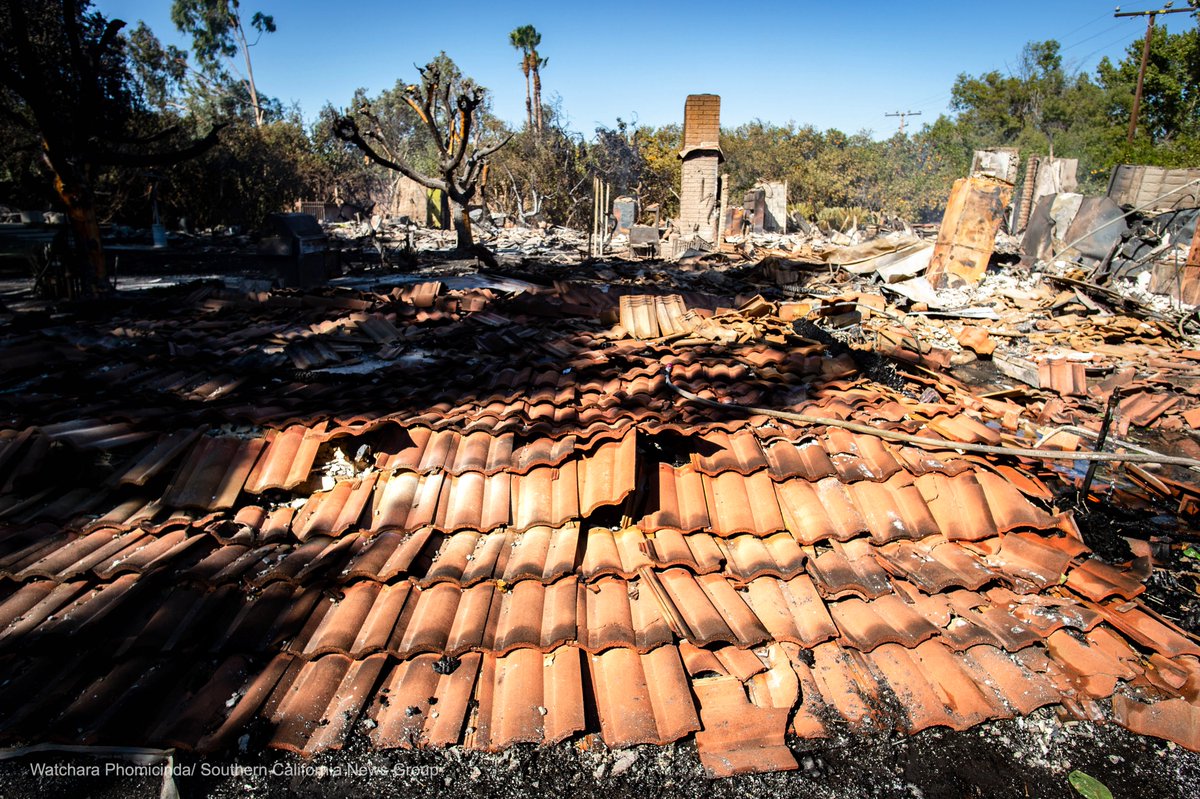 watcharaphotog's tweet photo. The home of the late veterinarian Michael Butchko, which housed many exotic birds and other animals, was destroyed by the #46thFire in Jurupa Valley. The fire also resulted in the death of many animals that lived on the property. Story by @Brian_Rokos https://t.co/PdFxHbdLA0 https://t.co/OwisyeepEL