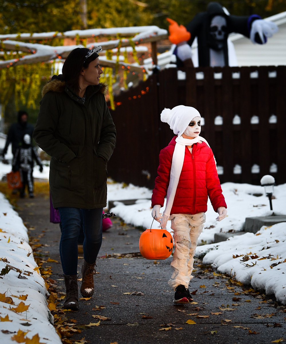 Meg Mclaughlin Moline Kids Braved The Cold Weather To Spend Their Halloween Trick Or Treating This Was The First Time In Quad Cities Weather History Kids Were Trick Or Treating With Snow On The Ground