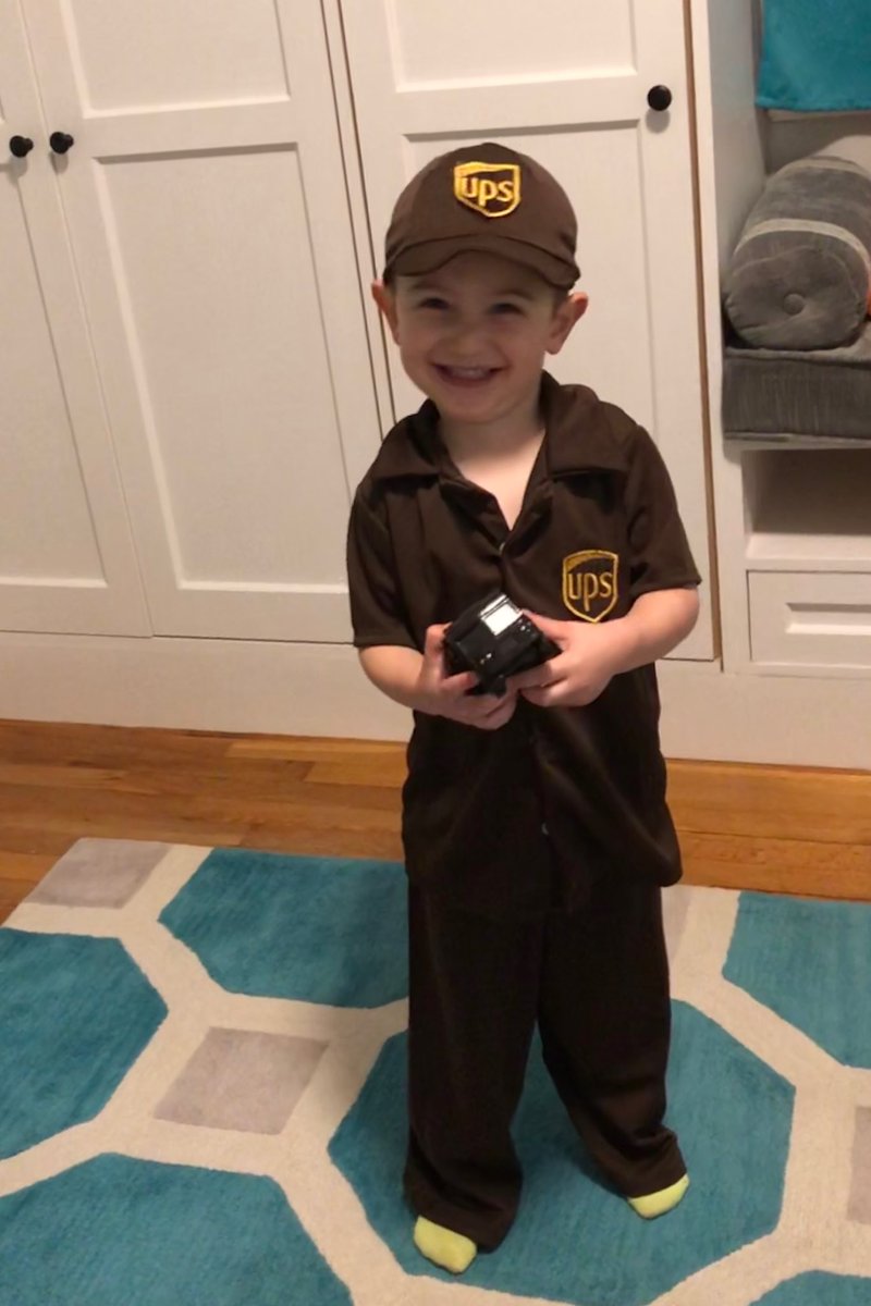 jskleinman's tweet photo. Miles loves our local @UPS delivery guy so much that he wanted to dress up like him for #Halloween. The driver’s reaction made his day. So classy! https://t.co/3K7E6VFKDE